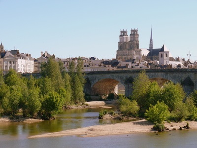 Orleans, vista de la catedral desde el rio Loira