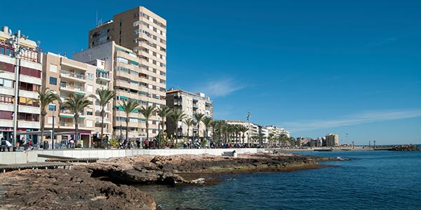 Torrevieja, vista de la playa con el puerto al fondo