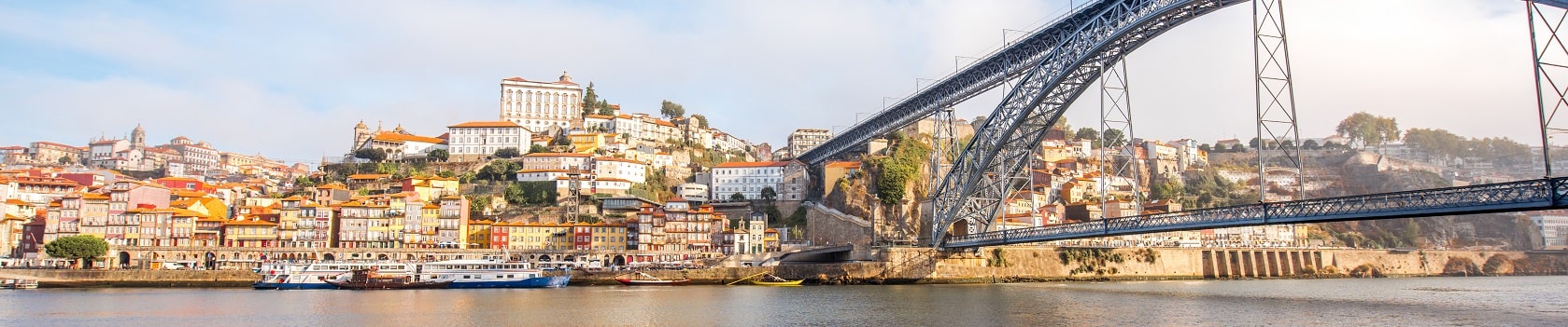 Vistas de Oporto con el río Duero y los tejados de la ciudad